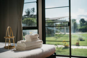 Standard room with bed and garden view